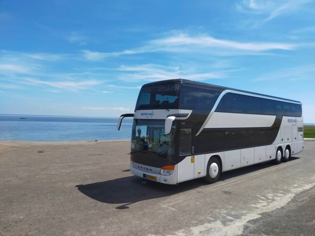 touringcar-besseling-travel Dubbeldekker touringcar van Besseling Travel geparkeerd aan zee